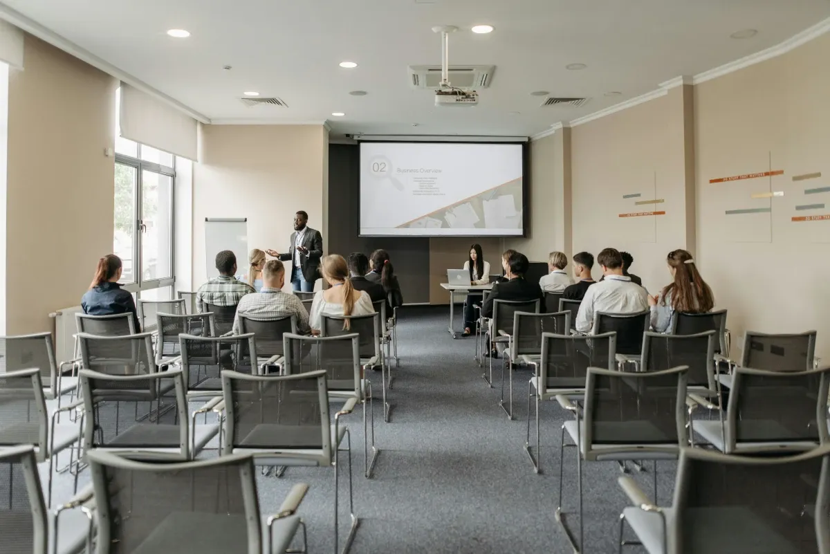 Mann hält Dokument mit den Voraussetzungen um Coaching anbieten zu können in der Hand